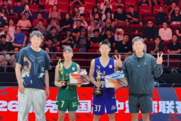 威廉希尔-不止是看球！丁彦雨航与郭艾伦为耐高男女篮MVP张宇辰&amp;许梦伊颁奖